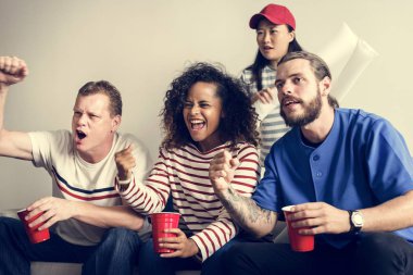 Arkadaşlar boyalı bayrağı ile Dünya Kupası tezahürat