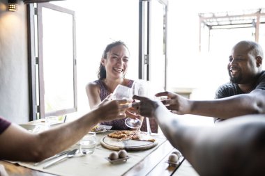bir restoranda şarap içme arkadaşları