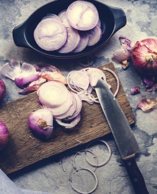 Ahşap cutboard üzerinde taze kesilmiş kırmızı soğan closeup