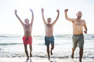 Kıdemli arkadaşlar plajda eğlenmek