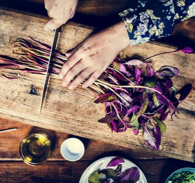 El bıçak kesim taze organik sebze ile havadan görünümü