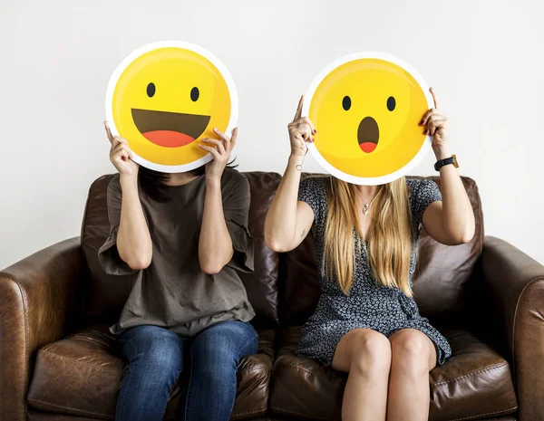 Mujeres Interraciales Sosteniendo Emoticono Expresivo Cara Sorprendida Feliz Expresión Facial —  Fotos de Stock