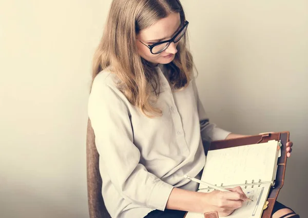 Mujer Caucásica Enfocada Escribiendo Cuaderno Mientras Está Sentada Silla — Foto de Stock