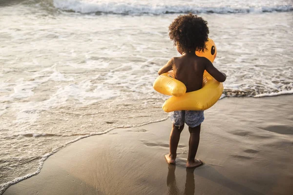 Африканський Маленький Хлопчик Грає Пляжі — стокове фото