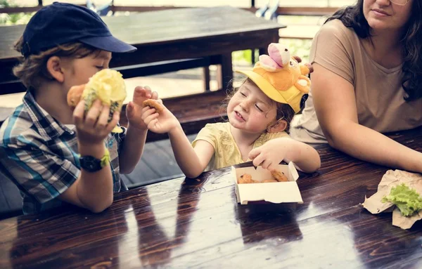 Kinderen Eten Samen Delen — Stockfoto