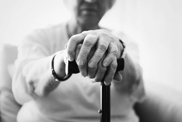 歩く時の杖を保持している年配の女性 — ストック写真