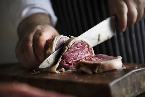 Chef Trabalhando Fatiar Pedaço Bife Foto Comida Ideia Receita — Fotografia de Stock