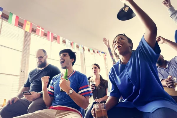 Vrienden Juichen Sport Bij Bar Samen — Stockfoto