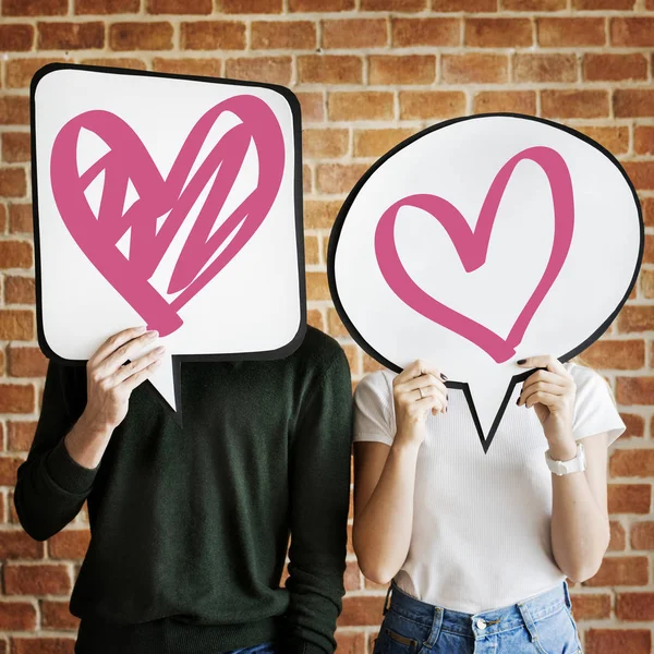 Jeune Couple Tenant Des Bulles Discours Avec Des Icônes Coeur — Photo