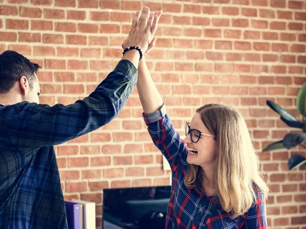 Gelukkig Succesvolle Collega Geven Elkaar Hoge Vijf Kantoor — Stockfoto