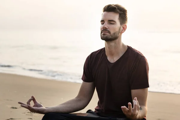 Hombre Practicando Yoga Playa — Foto de Stock