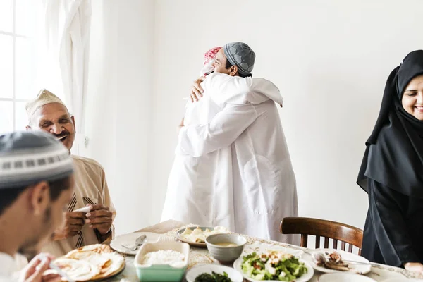 Hombres Musulmanes Abrazándose Hora Del Almuerzo — Foto de Stock