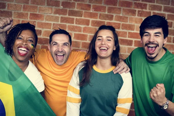 Amigos vitoreando copa del mundo con bandera pintada — Foto de Stock