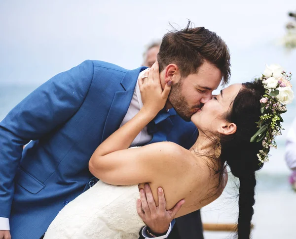 Casal Jovem Beijando Recepção Casamento — Fotografia de Stock