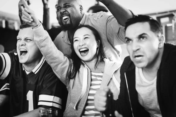 Spor bir barda izlerken arkadaşlar