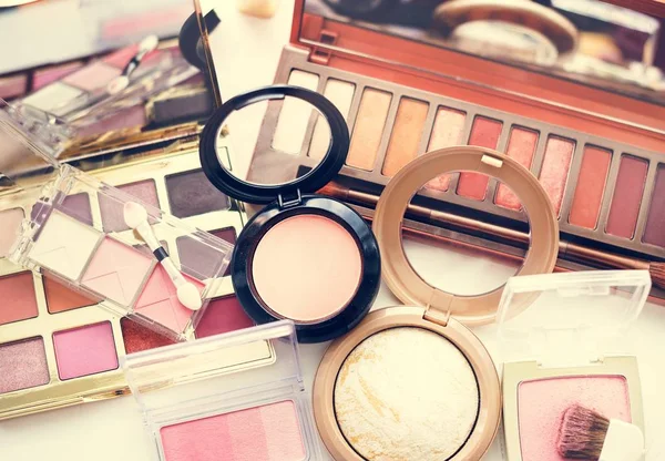 Primer Plano Varios Productos Maquillaje Mesa Blanca — Foto de Stock
