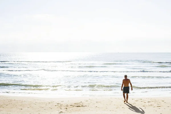 Człowiek Idąc Plażę — Zdjęcie stockowe