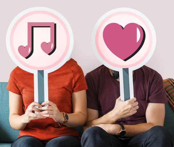 Lyckligt Par Hålla Hjärtat Tecken Och Som Täcker Ansikten — Stockfoto