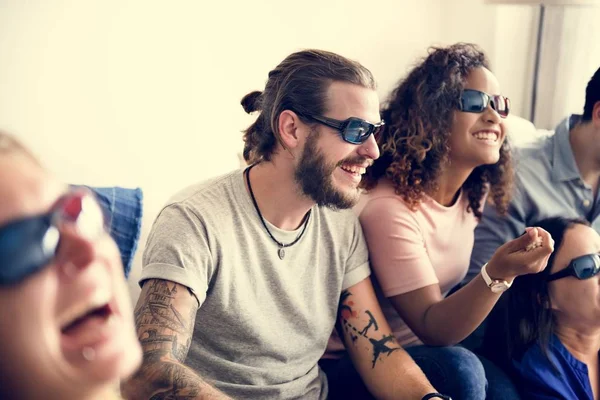 Grupo Amigos Diversos Viendo Películas Juntos — Foto de Stock