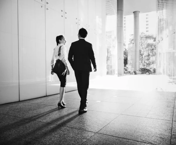 Asiatico Business People Disussion Mentre Walking — Foto Stock