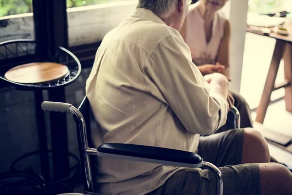 Seitenansicht Eines Gehandicapten Seniors Rollstuhl — Stockfoto