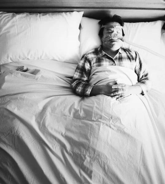 Hombre Durmiendo Con Una Máscara Oxígeno —  Fotos de Stock