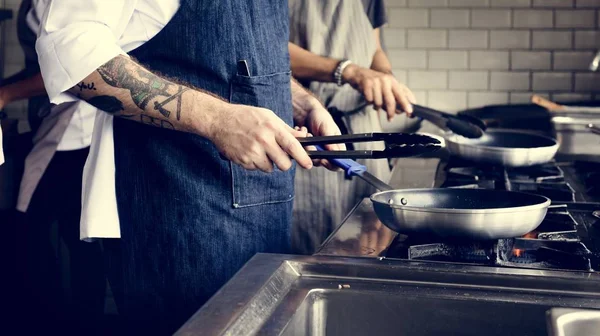 Szef Kuchni Gotowania Żywności Kuchni Restauracji — Zdjęcie stockowe