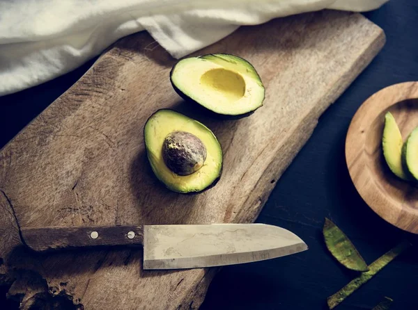 Vista Aérea Aguacate Fresco Sobre Tabla Cortar Madera —  Fotos de Stock