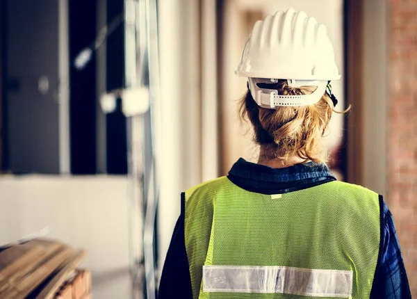 Kadın giyiyor koruyucu kask