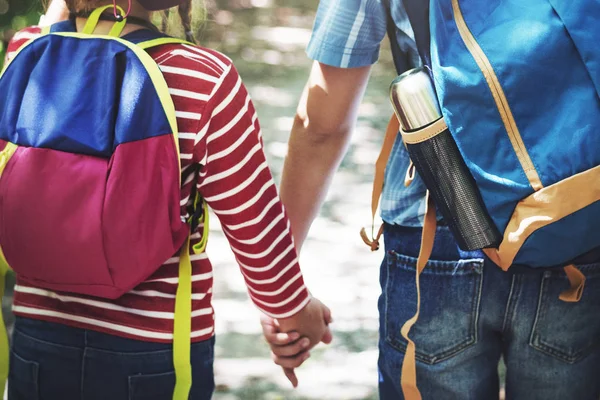 Kız ve erkek kardeş bir maceraya