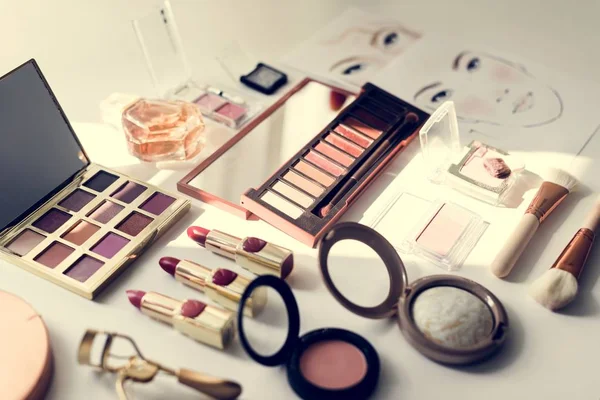Dispuesto Varios Productos Maquillaje Mesa Blanca —  Fotos de Stock