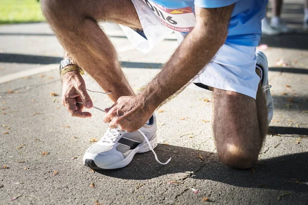 Mann Bindet Schnürsenkel Schuh — Stockfoto