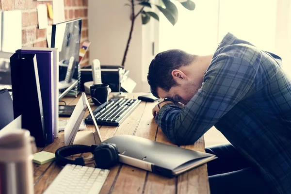 Vue Latérale Homme Fatigué Sieste Sur Bureau Travail — Photo