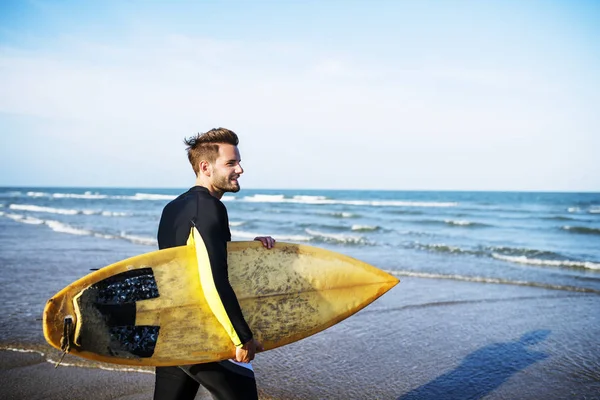Przystojny Surfer Człowieka Deska Surfingowa Ocean Plaża — Zdjęcie stockowe