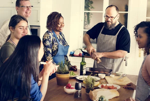 Diversas Pessoas Juntando Aula Culinária — Fotografia de Stock