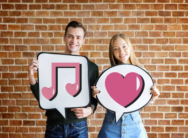 Feliz Joven Pareja Sosteniendo Burbujas Habla Con Iconos Del Corazón —  Fotos de Stock