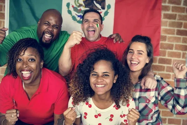 Amigos Vitoreando Copa Del Mundo Con Bandera Pintada — Foto de Stock