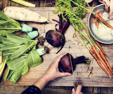 Sebze doğrayan biri.