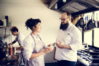 Şef lokanta mutfağında yemek pişiriyor.