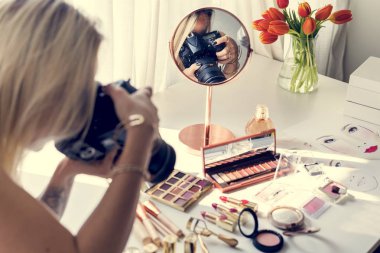 Aynada yansıması ile kozmetik güzellik blogger alarak fotoğraf