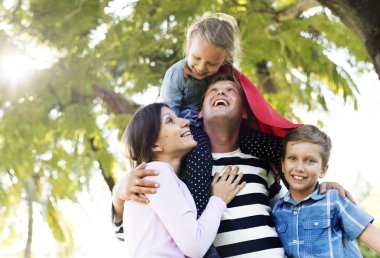 Aile parkta eğleniyor.