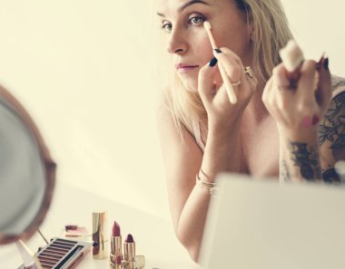 çekici genç güzellik blogger makyaj eğitimi yapıyor