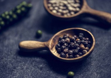 Siyah arka plan üzerine karabiber closeup