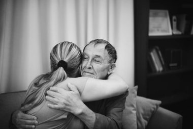 Bir sarılmak getting hasta olgun adam