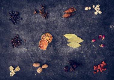 Baharat grunge arka plan üzerinde çeşitli