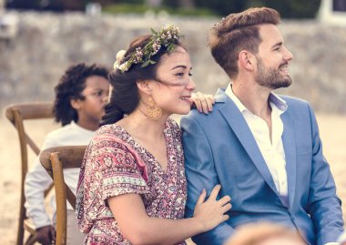 Bir adamın silah tutan kadın