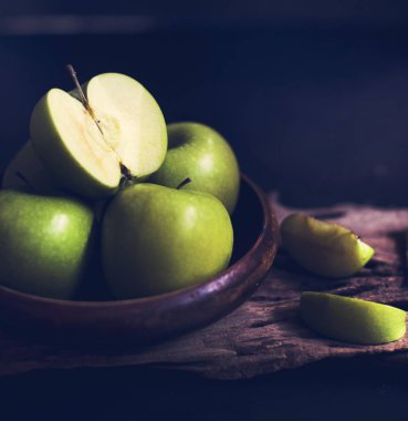 Bir tabak içinde yeşil elma