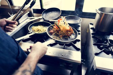Şef mutfakta spagetti yemek