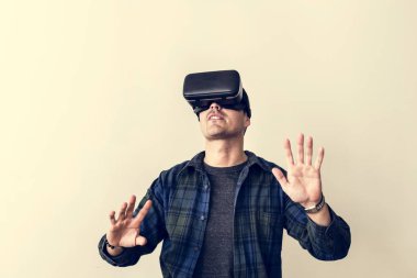 Vr kulaklık beyaz duvar önünde genç adamla heyecanlı