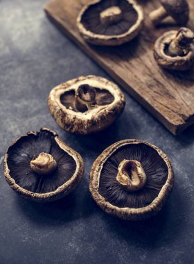 ham portobello mantar siyah masa üzerinde yakın çekim shot